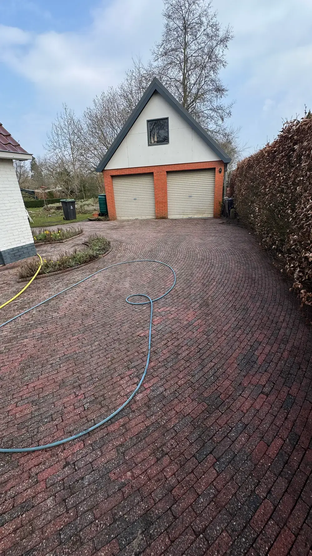 Oprit met dubbele garage, na de reiniging