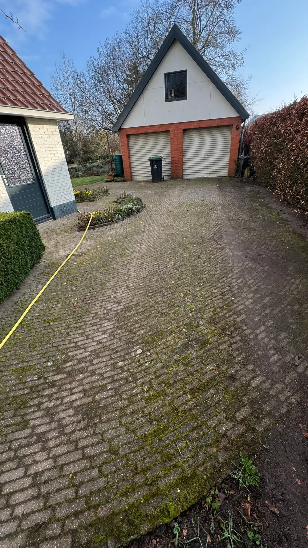 Oprit met dubbele garage, voor de reiniging