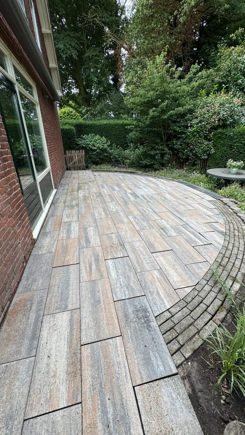 Gebogen terras langs de gevel, na de reiniging