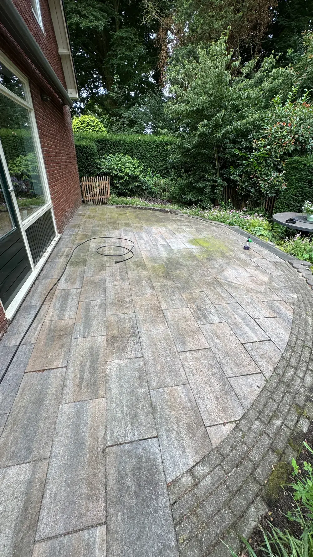 Gebogen terras langs de gevel, voor de reiniging