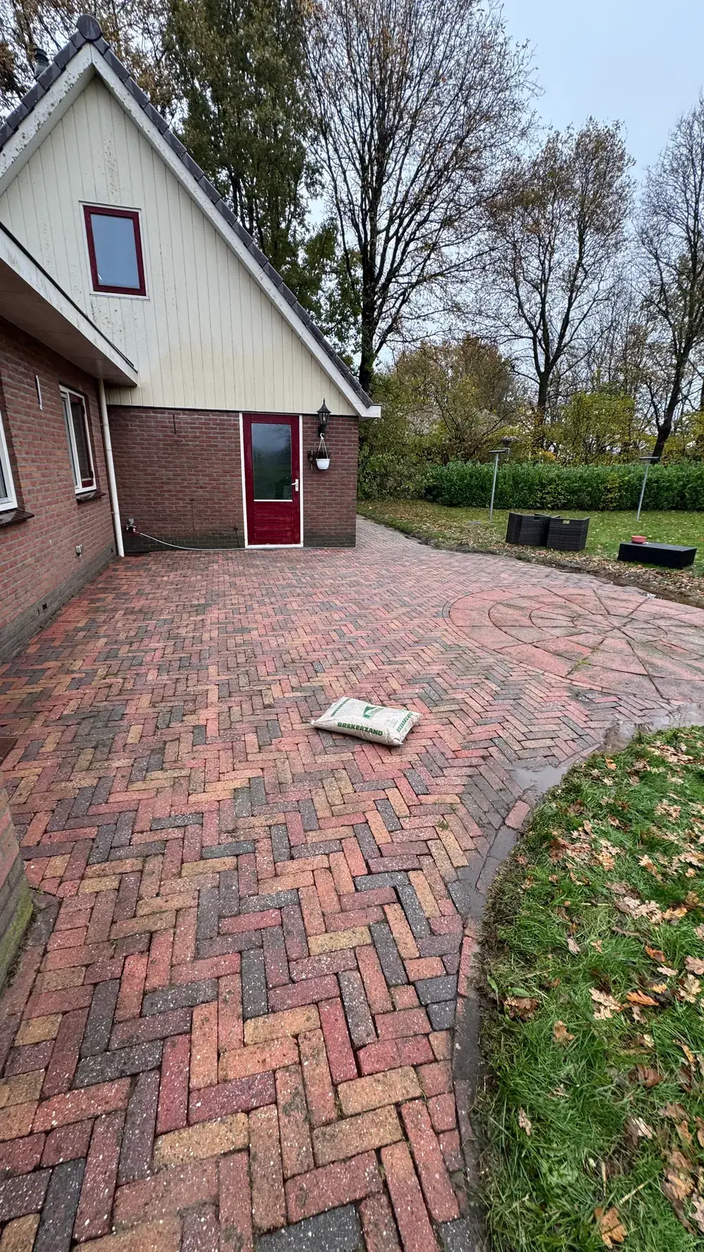 Oprit van rode klinkers, na de reiniging