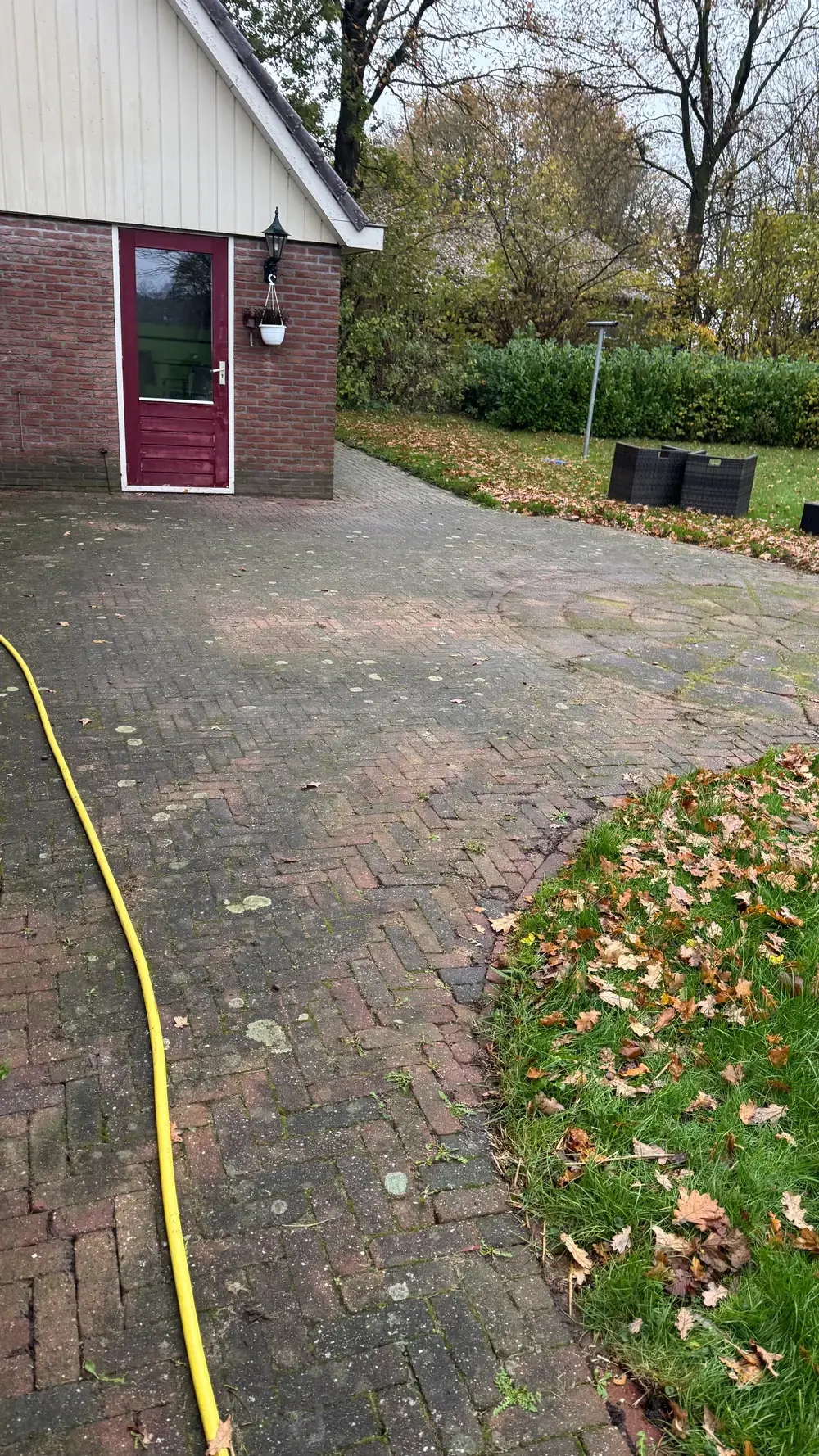 Oprit van rode klinkers, voor de reiniging