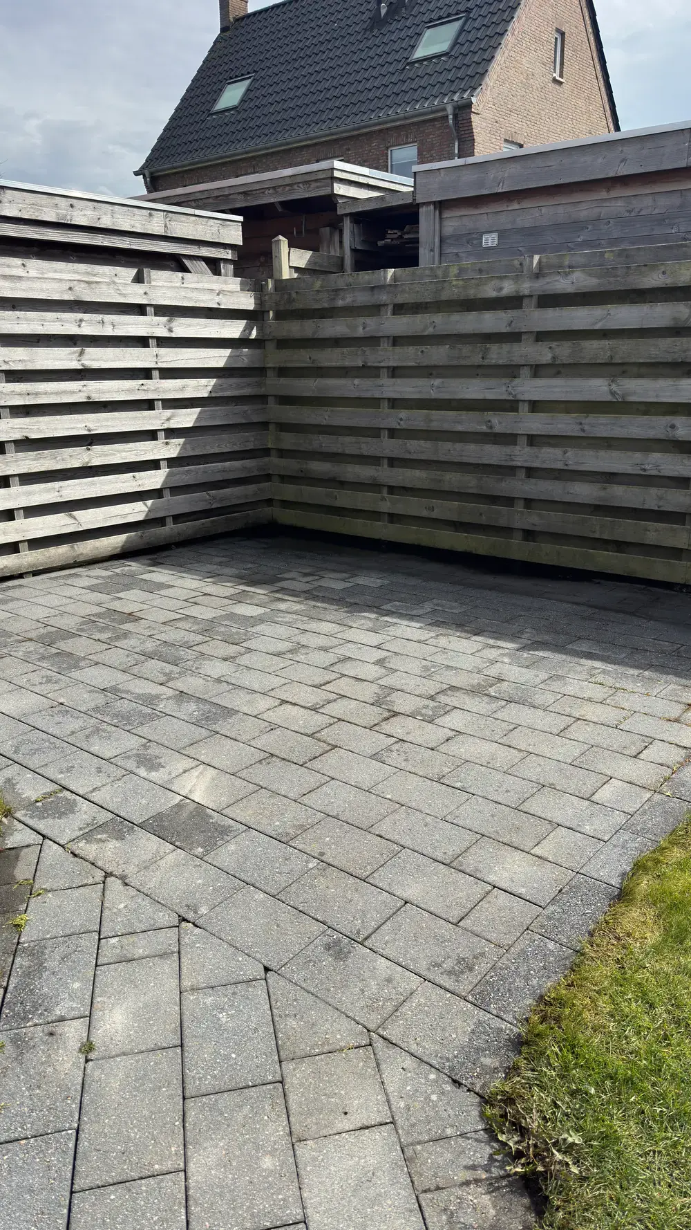 Terras bij een houten schutting, na de reiniging