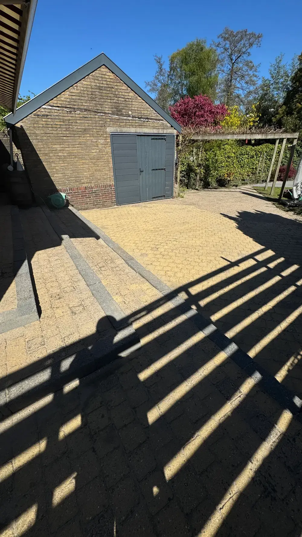 Oprit van klinkers bij een garage, na de reiniging
