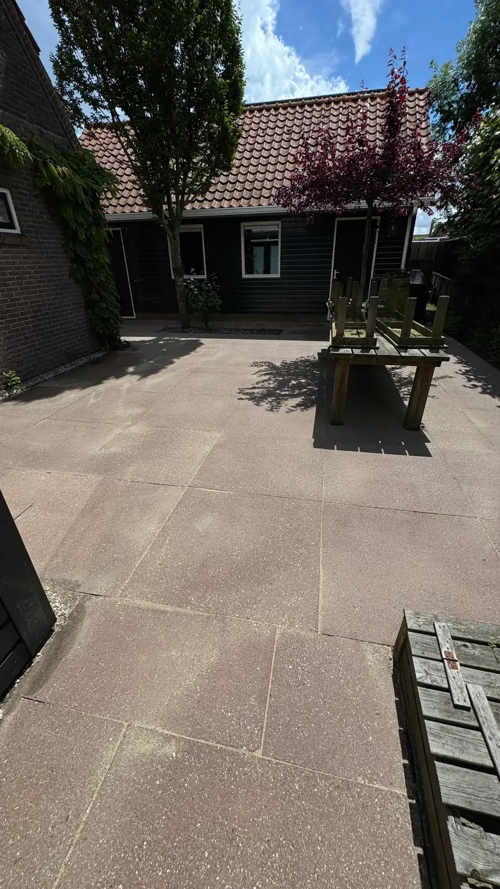 Terras bij een donkere woning, na de reiniging