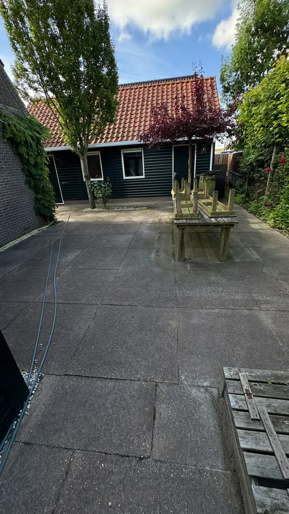 Terras bij een donkere woning, voor de reiniging
