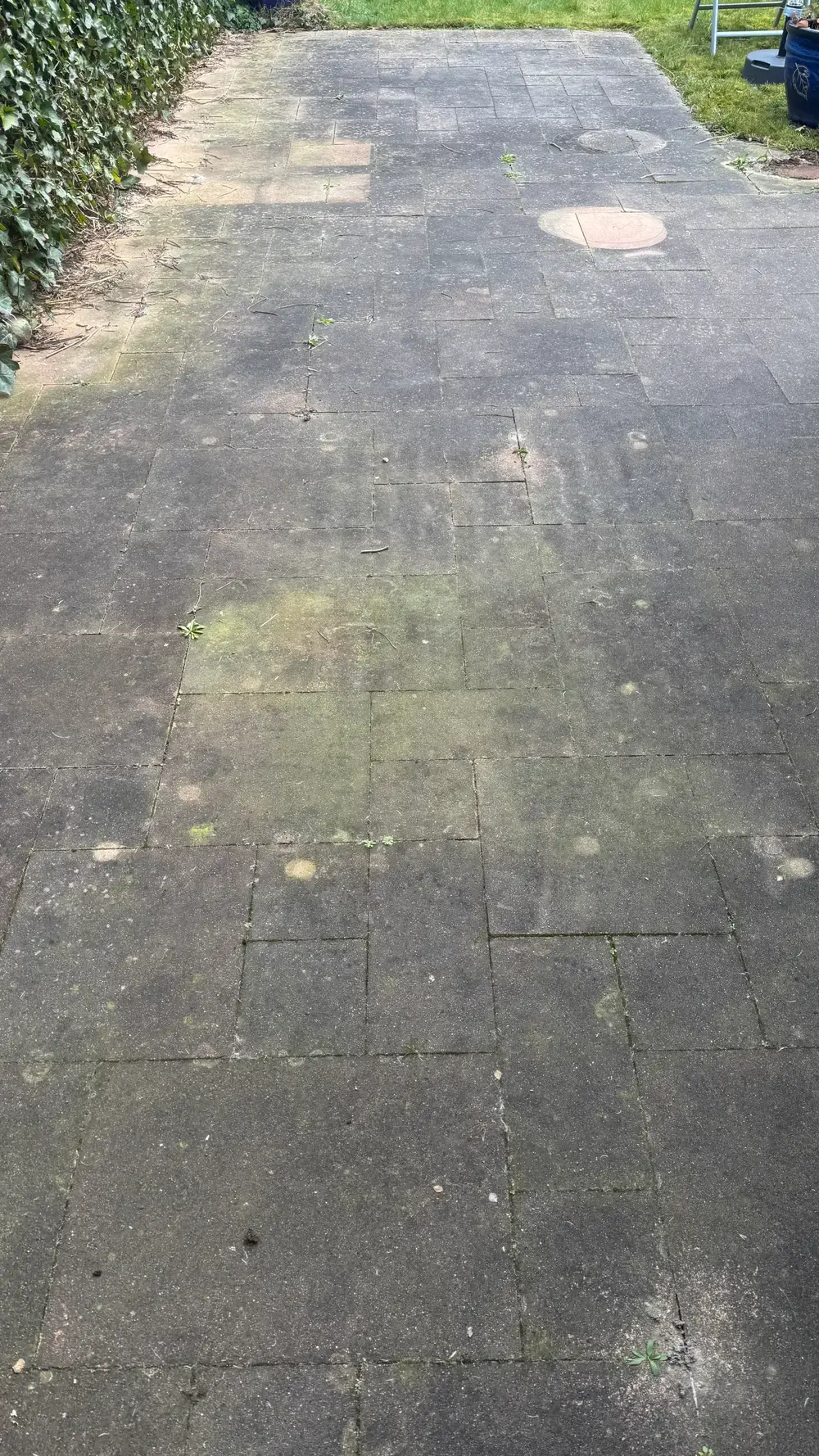 Terras met tuinstoelen, voor de reiniging