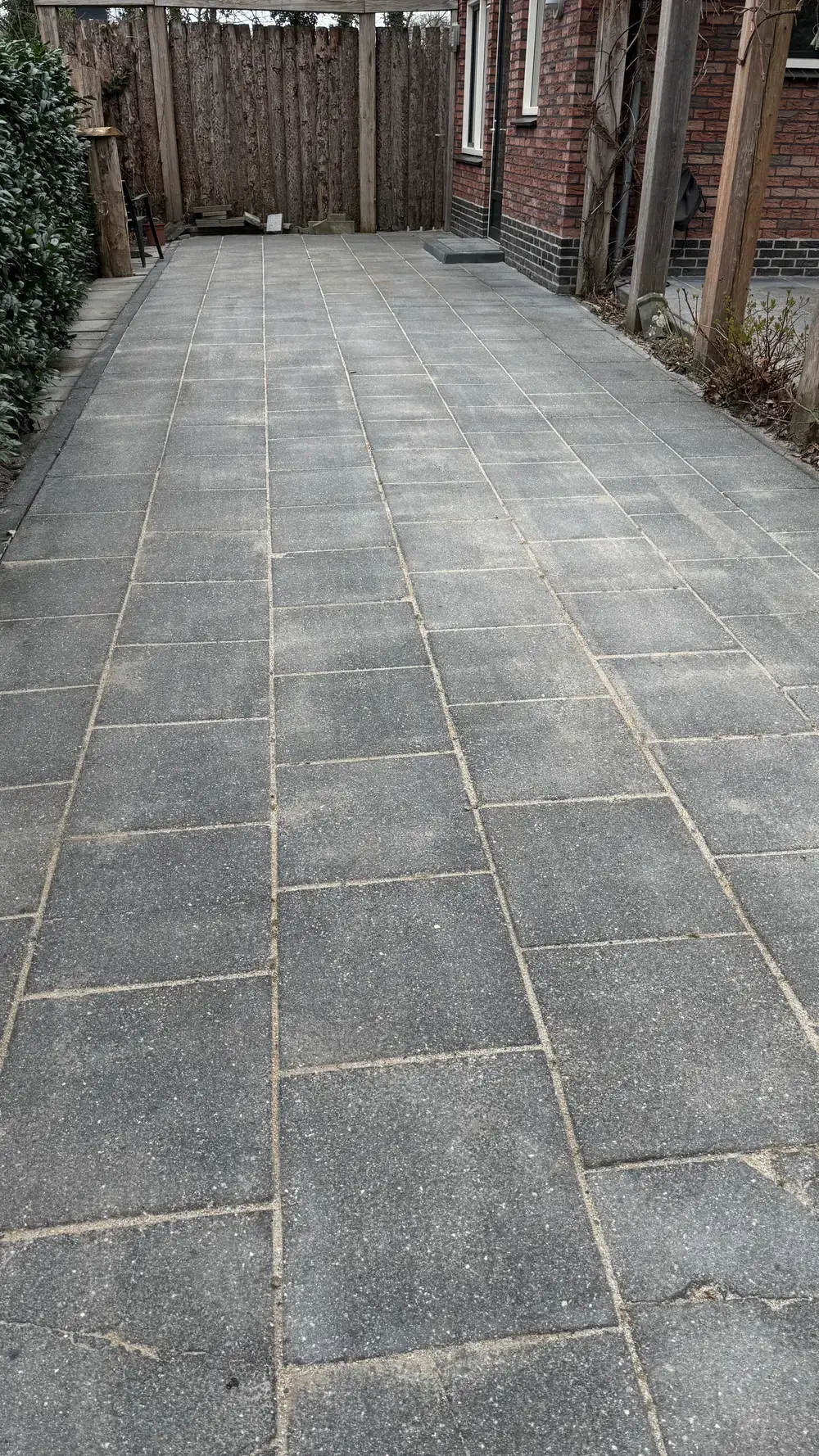 Lang tuinpad langs de woning, na de reiniging