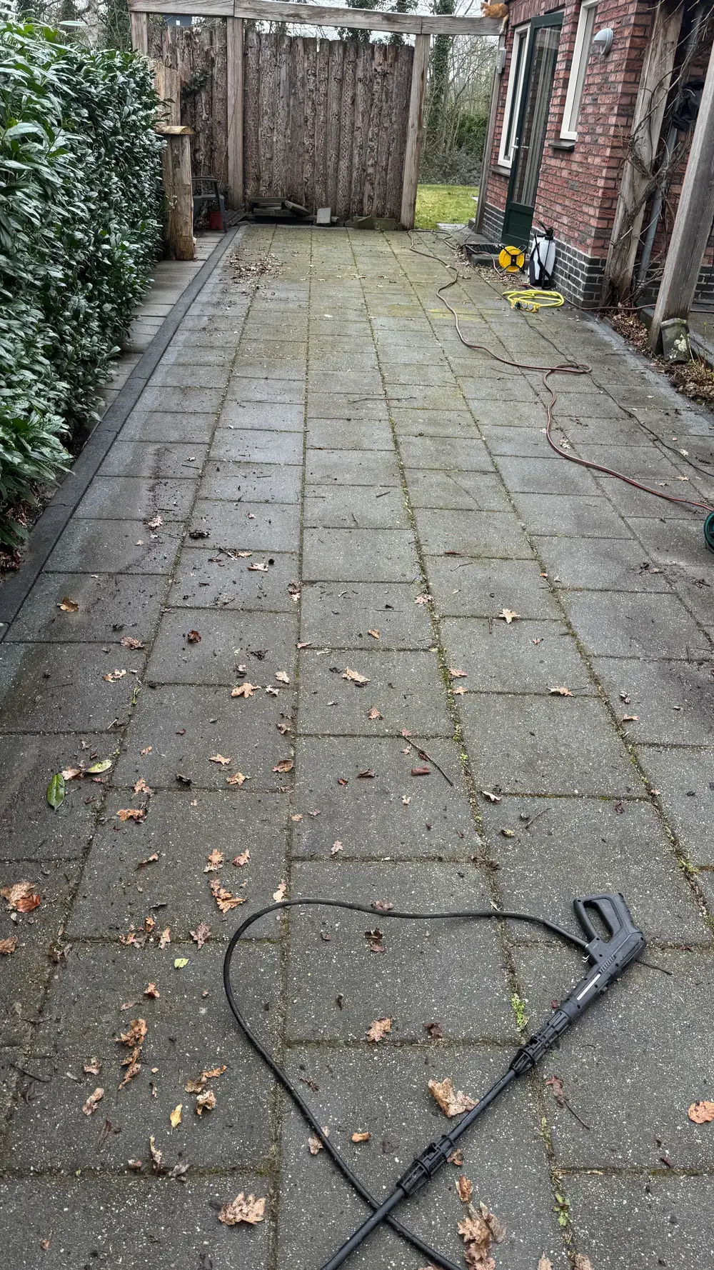 Lang tuinpad langs de woning, voor de reiniging
