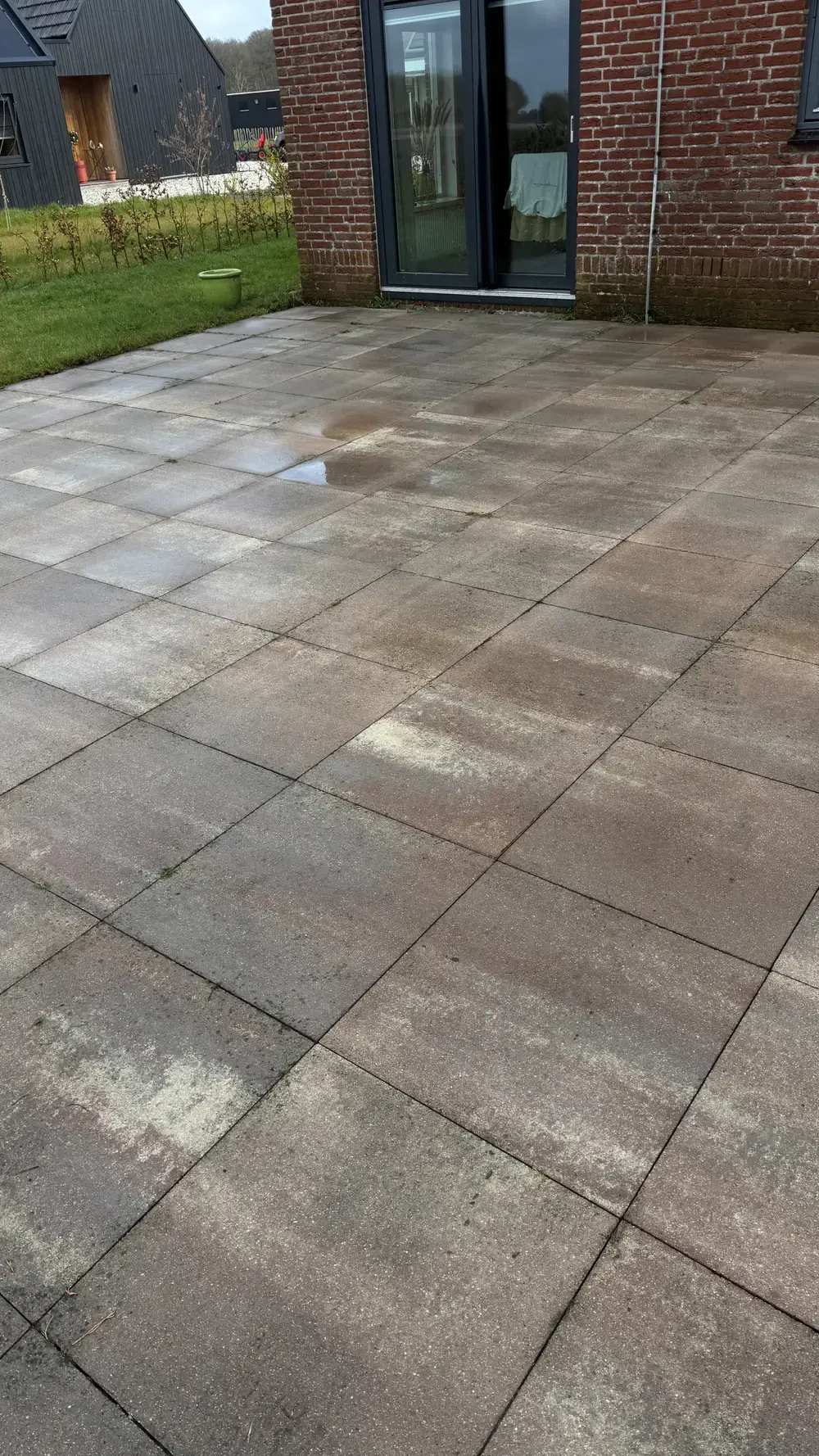 Terras bij een moderne gevel, na de reiniging