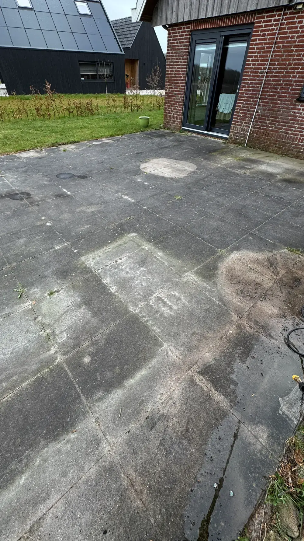 Terras bij een moderne gevel, voor de reiniging