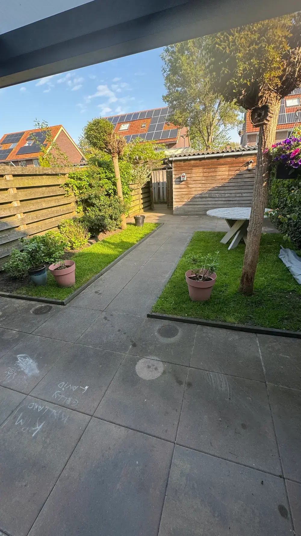Terras en tuinpad onder een pergola, voor de reiniging